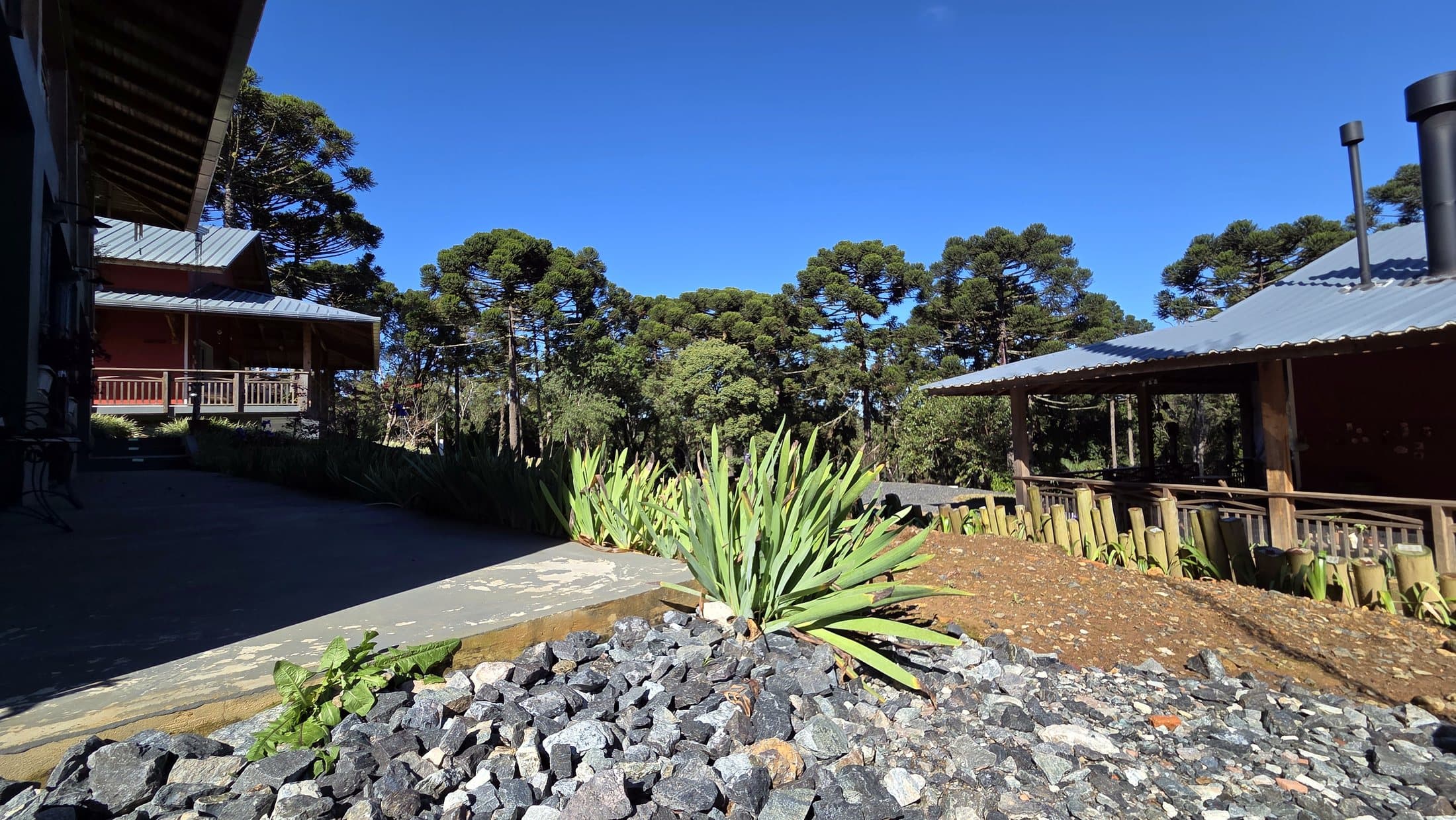 Área externa e jardim da Cabana Tapili