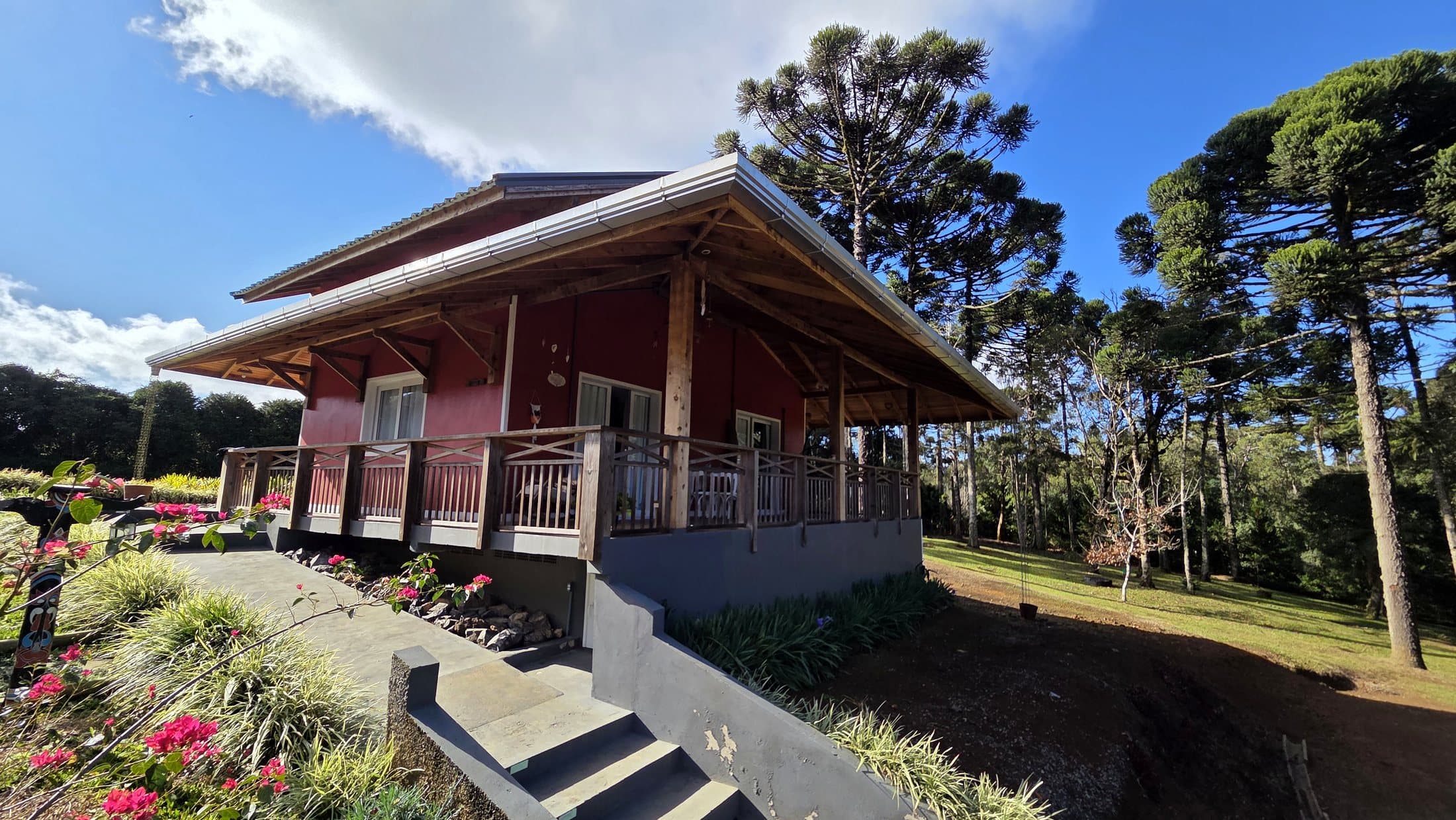 Fachada da Cabana Tapili entre as araucárias