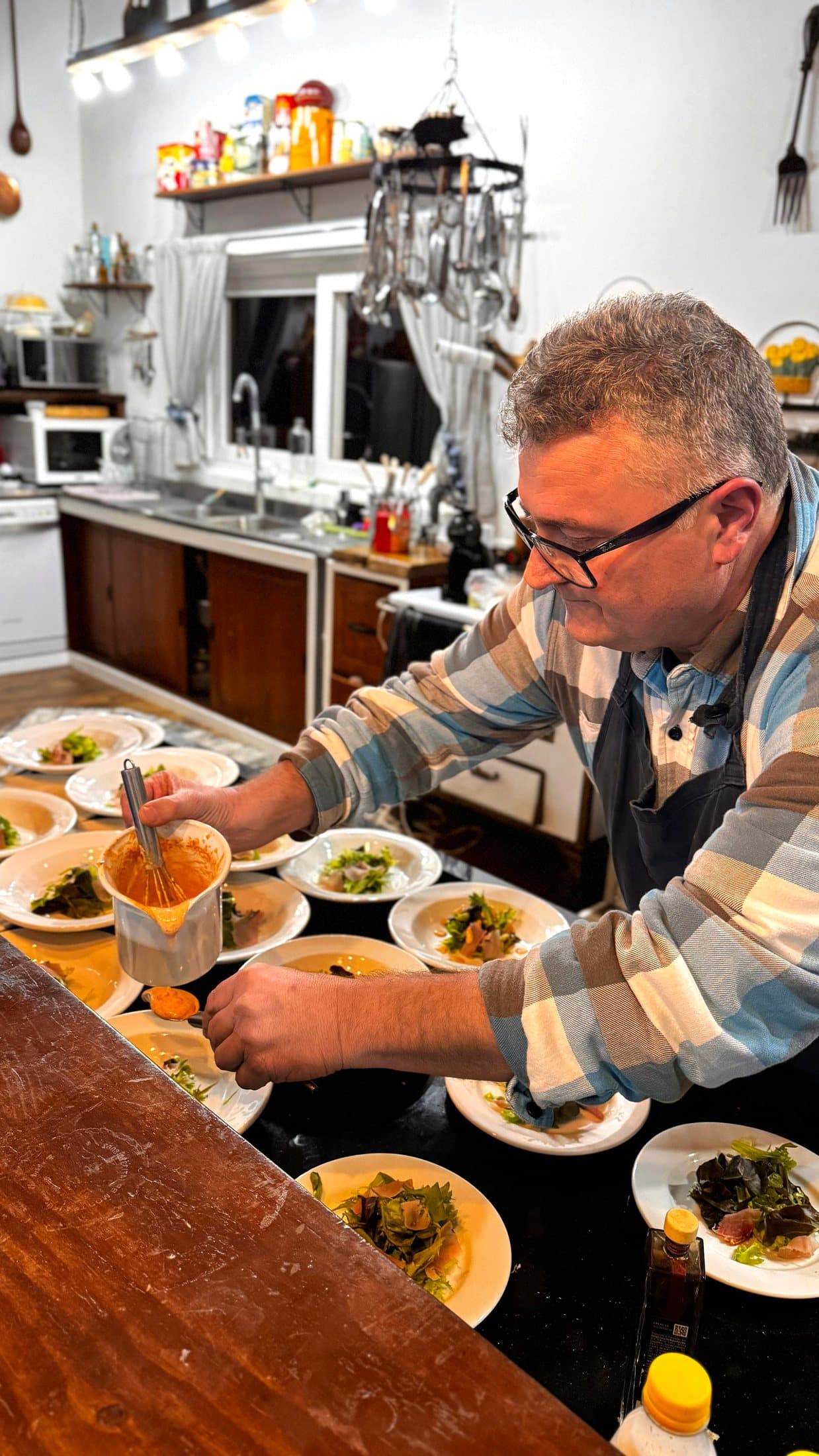 Chef Tainha finalizando os pratos na cozinha da Cabana Tapili